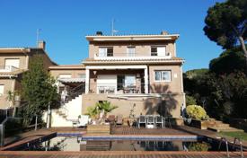 Preciosa casa adosada con piscina y jardín privados en Malgrat de Mar. 598 000 €