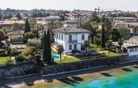Villa – Desenzano del Garda, Lombardía, Italia. Price on request