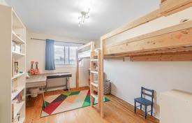 4 dormitorio adosado en Etobicoke, Canadá. C$1 311 000