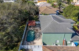 5 dormitorio casa de pueblo 247 m² en Miami, Estados Unidos. $789 000