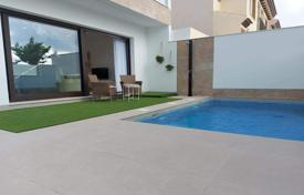 Esta villa de nueva construcción se encuentra en la región sur de Costa Blanca. La propiedad cuenta con una piscina privada de 2.. 395 000 €