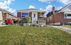 Casa de pueblo – York, Toronto, Ontario,  Canadá. C$1 215 000