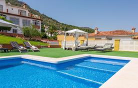 Villa familiar en urbanización tranquila cerca del mar, del aeropuerto y del golf, con piscina climatizada privada y maravillosas vistas. 875 000 €
