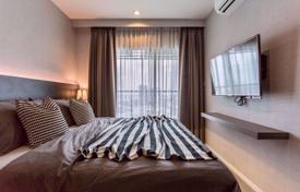 1-dormitorio apartamentos en condominio en Khlong Toei, Tailandia. $116 000