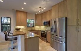 4 dormitorio casa de pueblo 239 m² en Miami, Estados Unidos. $1 365 000