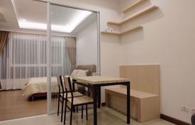 1-dormitorio apartamentos en condominio en Ratchathewi, Tailandia. $167 000