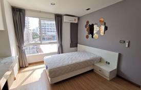 2-dormitorio apartamentos en condominio en Khlong Toei, Tailandia. $364 000