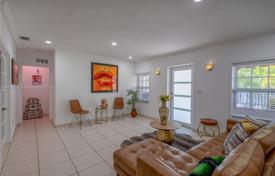 5 dormitorio casa de pueblo 181 m² en Miami, Estados Unidos. $765 000