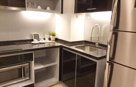 1-dormitorio apartamentos en condominio en Khlong Toei, Tailandia. $401 000