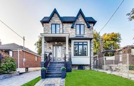 Casa de pueblo – East York, Toronto, Ontario,  Canadá. C$1 964 000