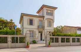 18 dormitorio villa en Viareggio, Italia. 1 300 000 €