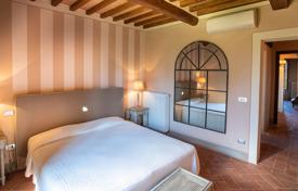9 dormitorio finca rústica 284 m² en Cortona, Italia. 870 000 €