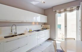 7 dormitorio piso 141 m² en Liguria, Italia. 650 000 €