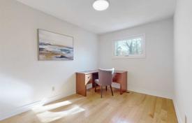 9 dormitorio adosado en North York, Canadá. C$1 539 000