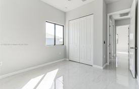 4 dormitorio casa de pueblo 238 m² en Cape Coral, Estados Unidos. $400 000