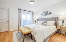 9 dormitorio adosado en North York, Canadá. C$1 477 000