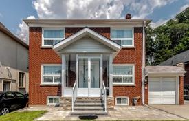 Casa de pueblo – East York, Toronto, Ontario,  Canadá. C$1 270 000
