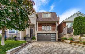 Casa de pueblo – York, Toronto, Ontario,  Canadá. C$2 055 000