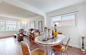 12 dormitorio casa de pueblo en Scarborough, Canadá. C$1 166 000