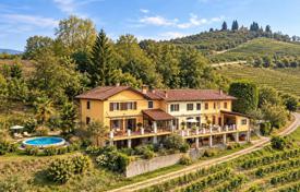 8 dormitorio chalet en Cuneo, Italia. 395 000 €