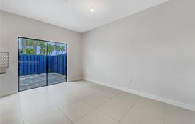 3 dormitorio casa de pueblo 165 m² en Miami, Estados Unidos. $440 000