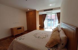 3-dormitorio apartamentos en condominio en Khlong Toei, Tailandia. $3 300  por semana