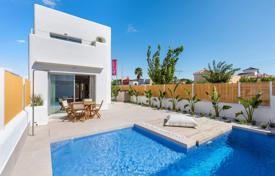 Situado a poca distancia de tiendas y restaurantes en Los Alcázares. Villa con piscina (7*3) m² y jardín en una parcela privada de 188 m².. 380 000 €