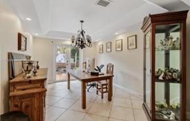 5 dormitorio casa de pueblo 274 m² en Miami, Estados Unidos. $849 000