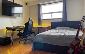 9 dormitorio adosado en North York, Canadá. C$1 183 000