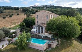 8 dormitorio villa 210 m² en Marche, Italia. 590 000 €