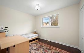 9 dormitorio adosado en North York, Canadá. C$1 318 000
