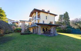 Villa – Desenzano del Garda, Lombardía, Italia. 1 190 000 €