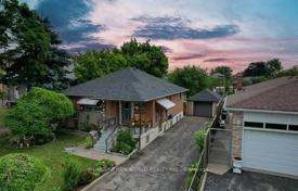 9 dormitorio casa de pueblo en North York, Canadá. C$1 752 000