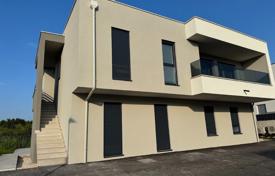 2 dormitorio piso 140 m² en Umag, Croacia. 407 000 €