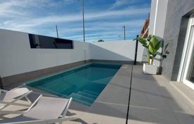 Situado a poca distancia de tiendas y restaurantes en Murcia. Villa con piscina y jardín en una parcela privada de 141 m².. 228 000 €