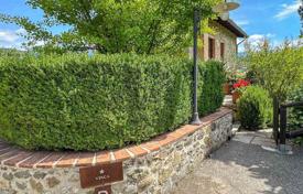 8 dormitorio villa 400 m² en Camporgiano, Italia. 850 000 €