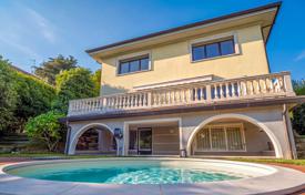 5 dormitorio villa en Stresa, Italia. 1 050 000 €