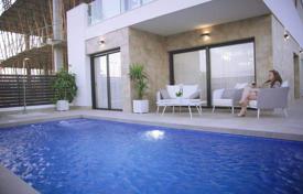 Situado a poca distancia andando de tiendas y restaurantes en Los Montesinos. Villa con piscina privada y jardín en parcela privada 203 m².. 325 000 €