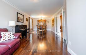 12 dormitorio casa de pueblo en North York, Canadá. C$2 348 000