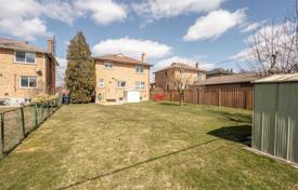 9 dormitorio casa de pueblo en North York, Canadá. C$1 296 000