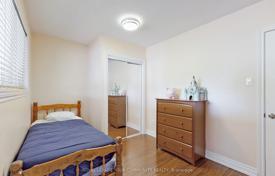 11 dormitorio adosado en North York, Canadá. C$1 443 000