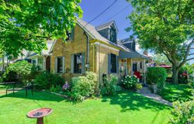 Casa de pueblo – East York, Toronto, Ontario,  Canadá. C$1 033 000