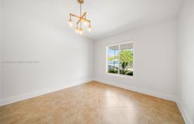 5 dormitorio casa de pueblo 384 m² en Miami, Estados Unidos. $1 180 000