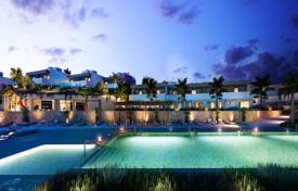 Situado a poca distancia andando de tiendas y restaurantes en Alicante. Villa con piscina privada y jardín en parcela privada.. 680 000 €