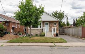 Casa de pueblo – East York, Toronto, Ontario,  Canadá. C$1 088 000