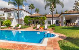 Villa de estilo andaluz con orientación sur está rodeada de todo tipo de comodidades y está cerca de Puerto Banús y del centro de Marbella. Price on request