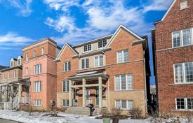 10 dormitorio adosado en North York, Canadá. C$1 449 000