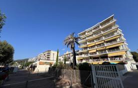 2 dormitorio piso en Golf Juan, Francia. 315 000 €