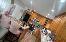 5 dormitorio casa de pueblo 240 m² en Miami, Estados Unidos. $725 000