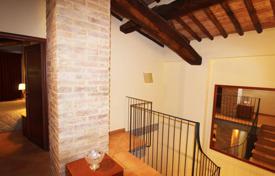3 dormitorio villa 213 m² en Siena, Italia. 740 000 €